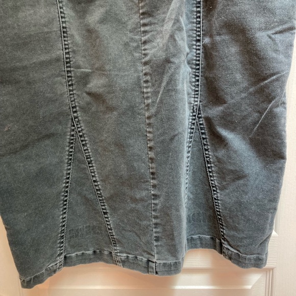 Powder Room, thin wale corduroy skirt. Deep Sage Green MultiPocket MIDI Size 13 - Picture 6 of 8